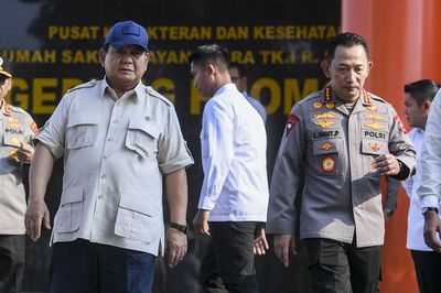 Presiden Prabowo Jenguk Polisi Korban Ricuh Demo, Perintahkan Kenaikan Pangkat