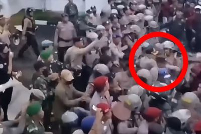 Kapolres Sinjai Diduga Pukul Demonstran Saat Mahasiswa Unjuk Rasa di Kantor DPRD