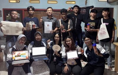 Mahasiswa Undip Gelar Pelatihan Pembuatan Merchandise Ketoprak Bersama IKADA Jurang Blimbing