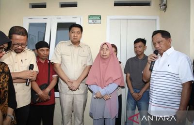 Momen Haru Warnai Penyerahan Rumah Baru untuk Bapak Ibu Affan Kurniawan dari Pemerintah