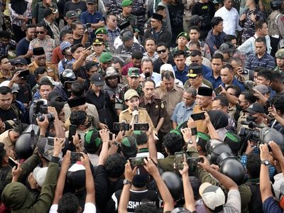 Potret Sherly Tjoanda Gubernur Maluku Utara Ngademin Suasana Aksi Demo di Depan Kantor DPRD