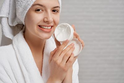 5 Rekomendasi Pelembab Wajah untuk Kulit Kering Brand Lokal, Hydrating Banget!