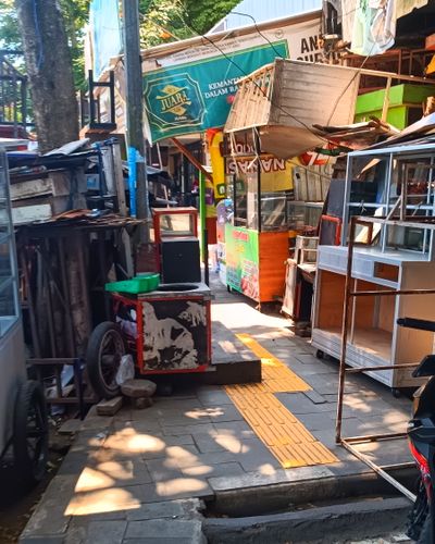 Jalan kaki di Trotoar Jalan Trunojoyo Semakin Susah