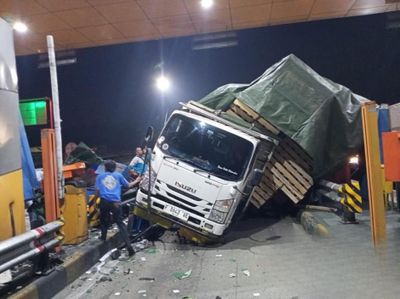 Tabrakan Dua Truk di Gerbang Tol Ciawi 2, Satu Luka dan Gardu Tol Rusak