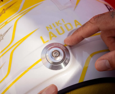 Debut Emosional di Monza Bersama Kuda Jingkrak, Lewis Hamilton Kenakan Helm Spesial Buat Legenda F1!