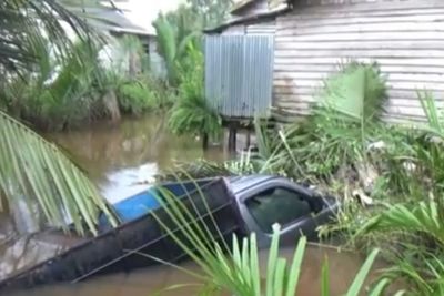 Mobil Pick Up Terjun ke Sungai di Tanjab Barat, Sopir Alami Kejang dan Dievakuasi Warga