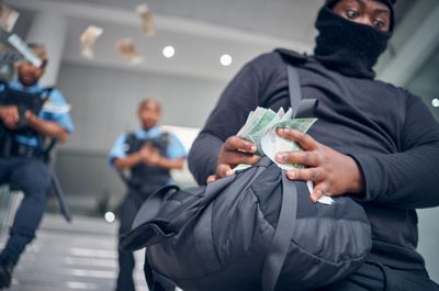 Duh! Sopir Bank Bawa Kabur Uang Rp10 M dari Bank Solo, Pelaku Diburu Polisi