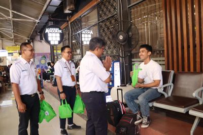 Hari Pelanggan Nasional, Daop 6 Yogyakarta Bagikan 500 Bingkisan Kepada Pelanggan Setia
