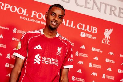 Tak Gentar, Ekitike Siap Bersaing dengan Isak untuk Posisi Striker Utama di Liverpool