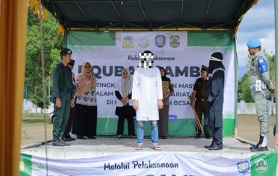 4 Pelanggar Jalani Cambuk di Halaman Masjid Agung Jantho