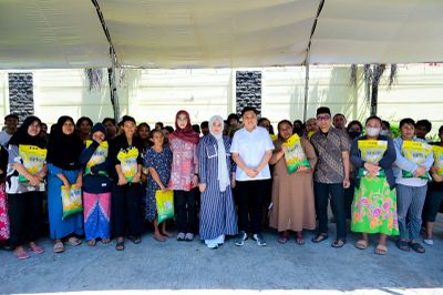 Wagub Fatmawati Bagikan Beras untuk Warga Terdampak Pembakaran Gedung DPRD Sulsel