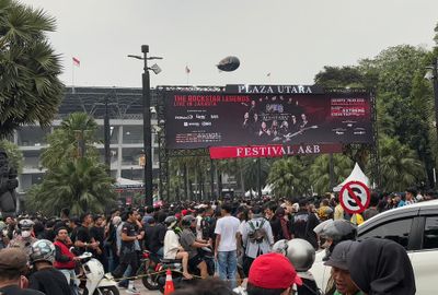 Suasana Padat Merayap Konser Dewa 19 All Stars 2.0 di Plaza Utara: Baladewa-baladewi Pakai Outfit Unik