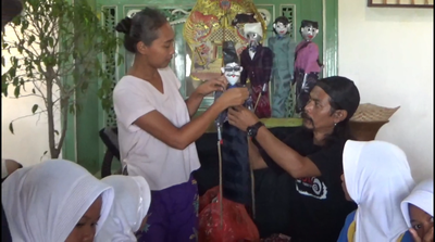 Ketika Anak Main Gadget Berhenti Sebentar Beralih Membuat Wayang Botol