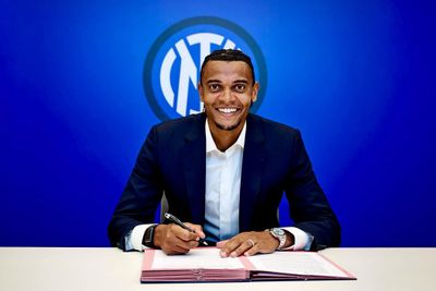 Sudah Tak Dapat Tempat di Manchester City, Akanji Berharap Dipermanenkan Inter Milan