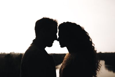 5 Arti Mimpi Dicium Perempuan yang Disukai Menurut Primbon Jawa