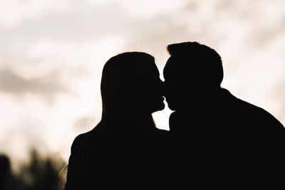 5 Arti Mimpi Dicium Laki-laki yang Disukai Menurut Primbon Jawa