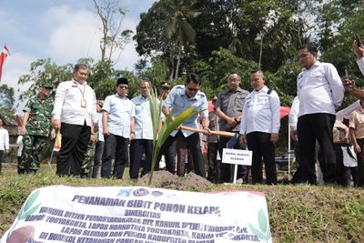 Dukung Program Ketahanan Pangan, Wabup Sleman bersama Bapas Kelas I Yogyakarta Lakukan Penanaman Bibit Kelapa