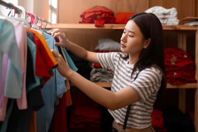 30 Ide Nama Toko Baju yang Estetik, Keren, dan Unik, Auto Banyak Pembeli!