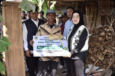 Bantuan Rp105 juta disalurkan Baznas dan Pemkab Sukoharjo untuk rehab rumah tidak layak huni di tiga kecamatan.