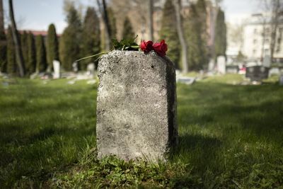 5 Arti Mimpi Melihat Batu Nisan dengan Nama Sendiri Menurut Primbon Jawa