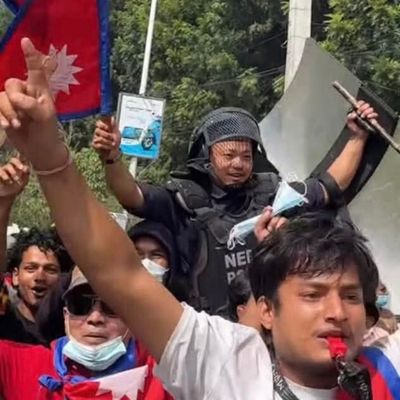 Unik, Polisi di Nepal Malah Gabung dengan Demonstran di Tengah Aksi Ricuh