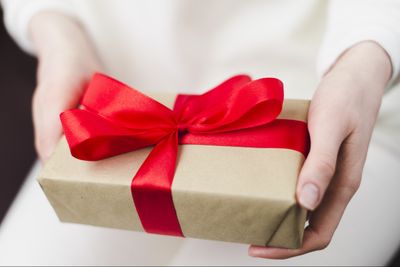 5 Arti Mimpi Mendapat Hadiah Menurut Primbon Jawa, Tanda Keberuntungan?