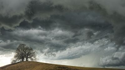 Geger Penampakan Awan Menjulur Tinggi di Langit Jogja, Pertanda Apa?