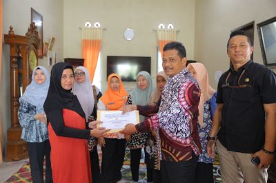 Pj Sekda Serahkan Santunan ASN Peduli dan KORPRI Babel ke Keluarga Almarhum Andi