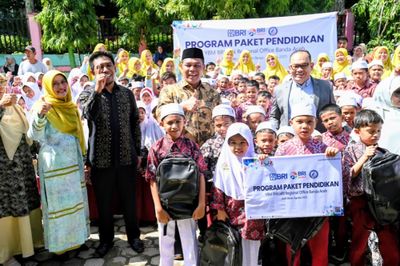 Dukung Pendidikan, Pemkab Aceh Besar & YBM BRILiaN Bagikan Tas Sekolah