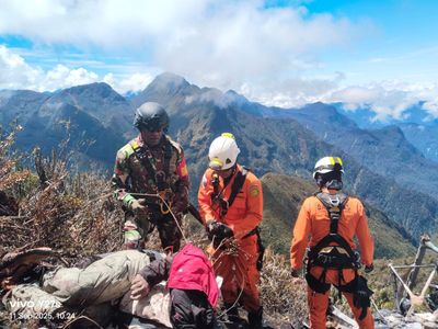 TNI dan Basarnas Evakuasi 4 Jenasah Kecelakaan Helikopter Intan Angkasa Air Service, AS 350 B3 PK-IWS