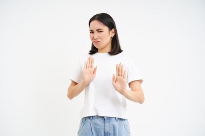 Kenapa Ada Orang yang Selalu Menjauh Saat Hubungan Mulai Dekat? Yuk, kenali Avoidant Attachment!