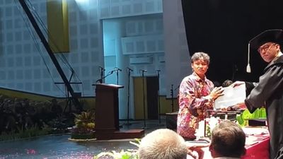 Seorang Adik Wakili Pengambilan Ijazah Kakaknya yang Telah Meninggal, Prosesi Wisuda ISI Yogyakarta Penuh Haru