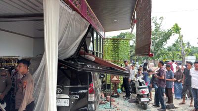 Avanza Tabrak Butik di Aceh Utara, 1 Penumpang Luka Ringan