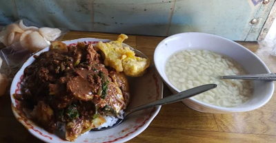 Viral, Pecel Mak Tum Porsi 3.000 Rupiah