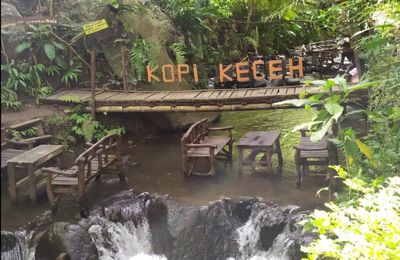 Kopi Keceh: Ngopi Unik di Tengah Sungai yang Dikelilingi Wisata Air