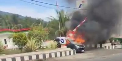 Hangus, sebuah mobil Avanza dilahap api depan SPBU Komangaan