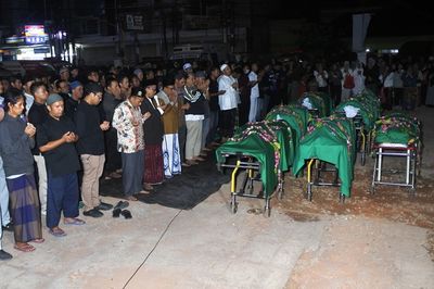 8 Jenazah Korban Kecelakaan di Probolinggo Dimakamkan Semalam
