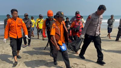 Remaja Tenggelam Dipantai Cinangka Ditemukan Meninggal Dunia
