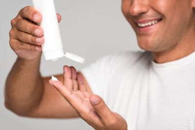 Seberapa Penting Pakai Sunscreen dalam Ruangan? Cewek atau Cowok Wajib Pahami Ini