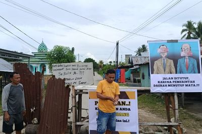 Warga Pentadio Barat Blokade Jalan Rusak, Dibuka Setelah Ada Perbaikan