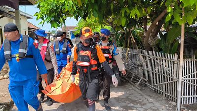 Tim SAR Gabungan Evakuasi Jenazah Nelayan di Perairan Pulau Sebesi Lampung