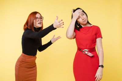 3 Tanda Kamu Harus Jaga Jarak dari Teman, Meski Udah Kayak Keluarga Sendiri