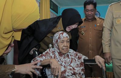 Pemko Banda Aceh Serahkan Kursi Roda untuk Lansia di Peuniti