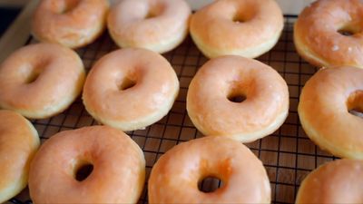Resep Donat Glazed Ala Bake Shop yang Empuk dan Lumer di Mulut