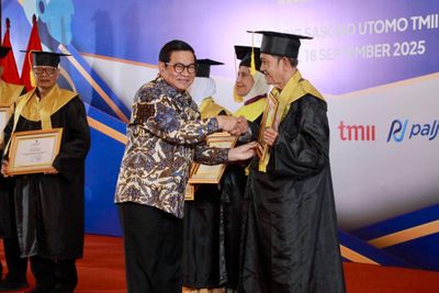 Lansia 87 Tahun Ikut Wisuda di Sekolah Lansia Jakarta, Bikin Gubernur DKI Pramono Anung Tersentuh!
