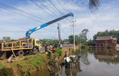 Mobil ASN Bawa 6 Penumpang dari Luwu Utara Terjun ke Empang di Maros