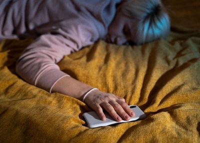 5 Dampak Buruk Tidur Dekat Ponsel bagi Kesehatan yang Harus Diwaspadai