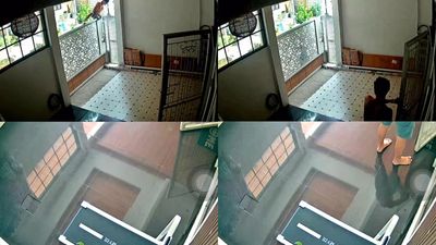 Pria Ini Panjat Pagar Demi Kunci Pintu Tetangganya, Bikin Salut Netizen