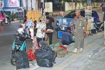 Satpol PP Tertibkan Pedagang di Area Masjid Raya Al-Bakrie Lampung