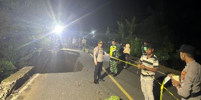 Jembatan Muntoi ambruk, kendaraan diharapkan untuk hati-hati.
